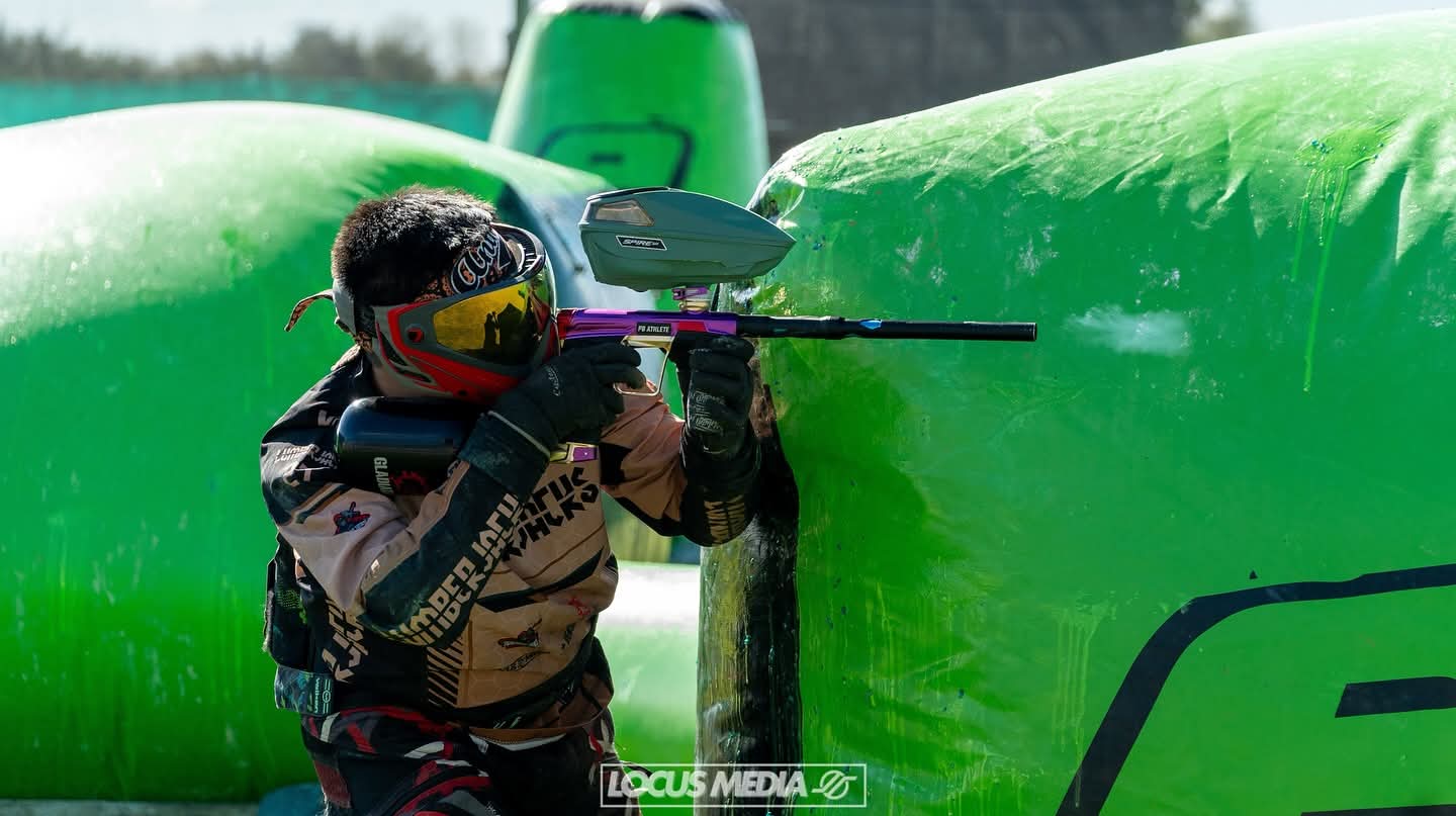 A Lumberjacks player aiming over a bunker